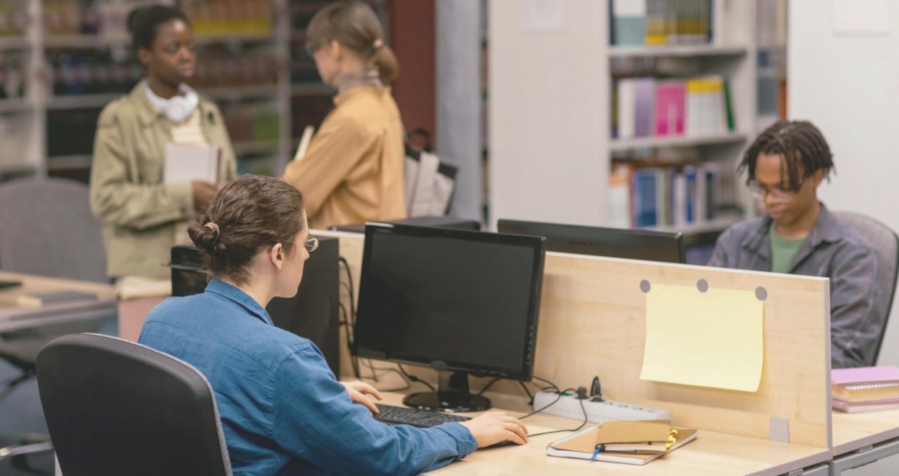 Estudiantes trabajando en análisis financiero