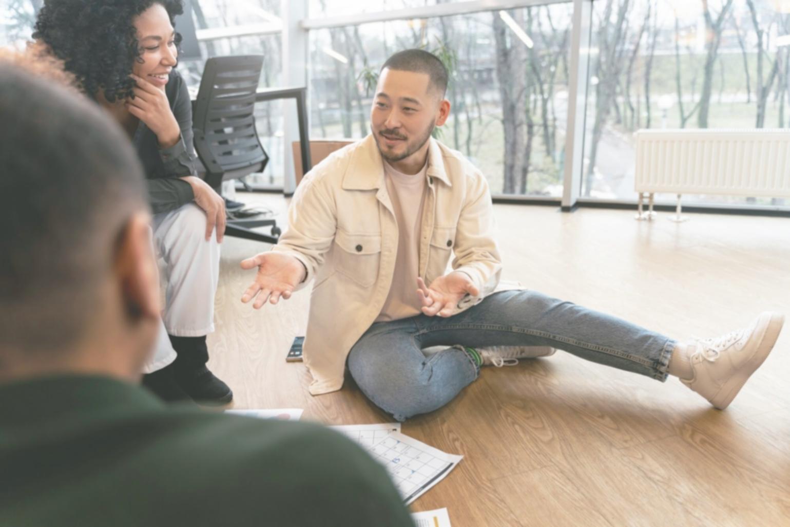 Estudiantes trabajando en diferentes modalidades de aprendizaje financiero
