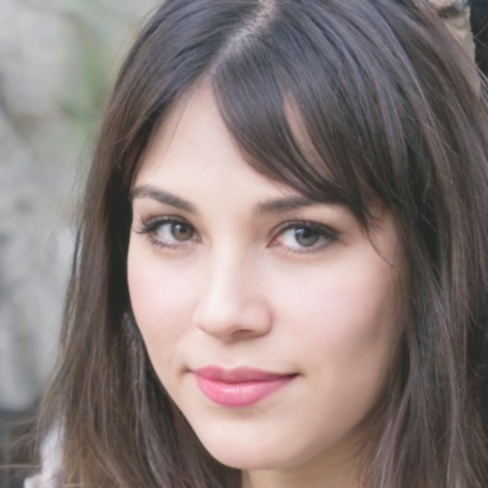 Instructora Elena Torres experta en finanzas familiares